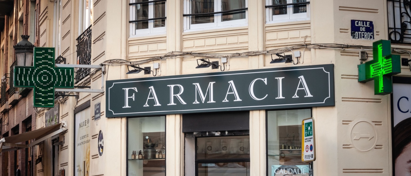 ingresso di una farmacia su strada