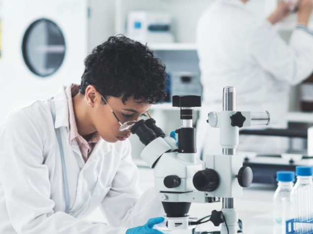 medico che fa ricerca