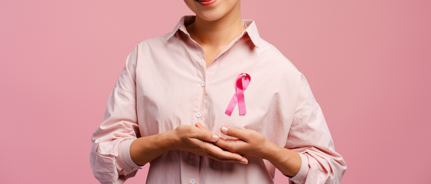 donna con maglietta rosa su cui è attaccato un fiocco rosa