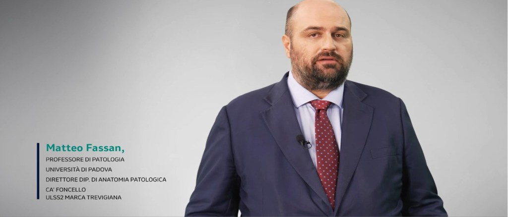 Prof. Matteo Fassan in giacca blu e cravatta rossa