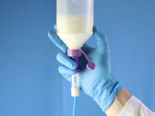 Flebo per la nutrizione enterale appesa e medico che tiene e controlla la nutrizione