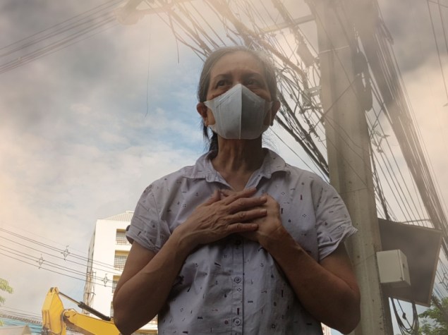 donna in mezzo ad ambiente inquinato