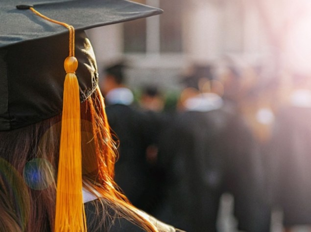 Giorno della laurea, ragaza con cappello nero da laureato inquadrata di spalle