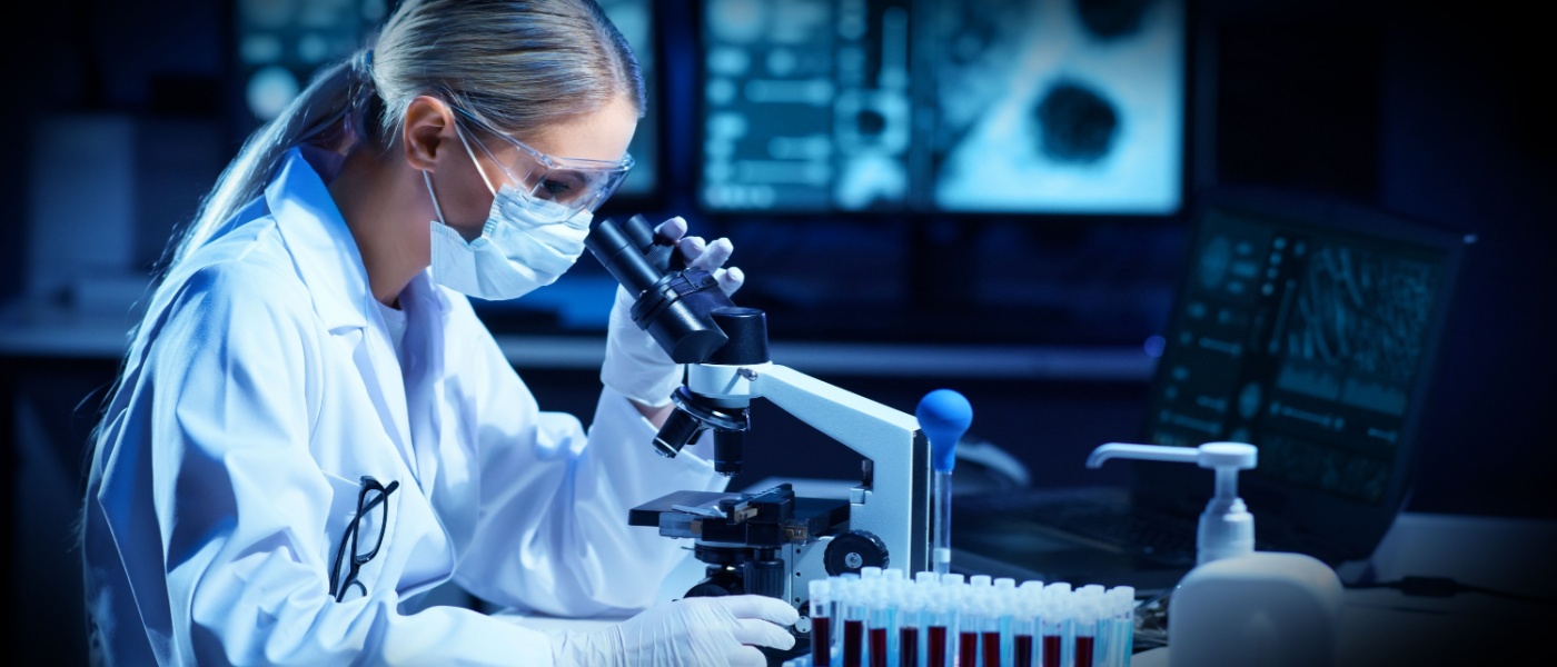 dottoressa con il microscopio