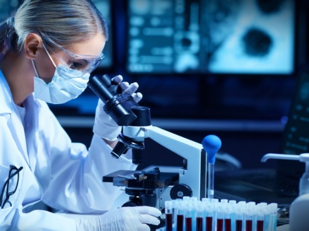 dottoressa con il microscopio