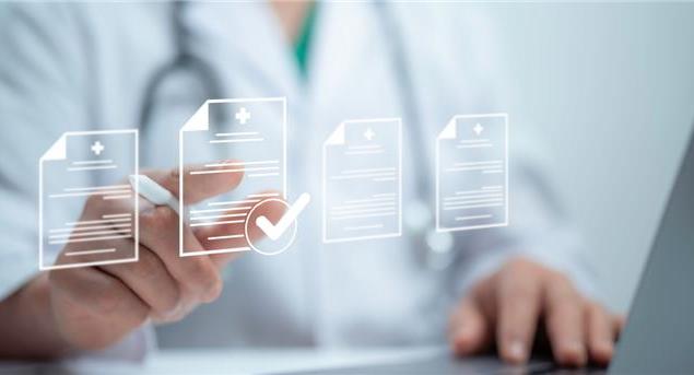 medico che tocca ologrammi di cartelle di testo