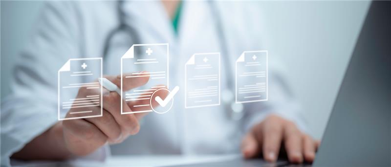 medico che tocca ologrammi di cartelle di testo