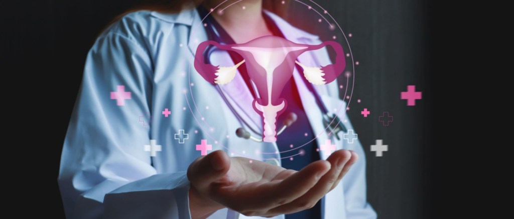 Medico donna detiene un ologramma ovarico per la consapevolezza del cancro cervicale