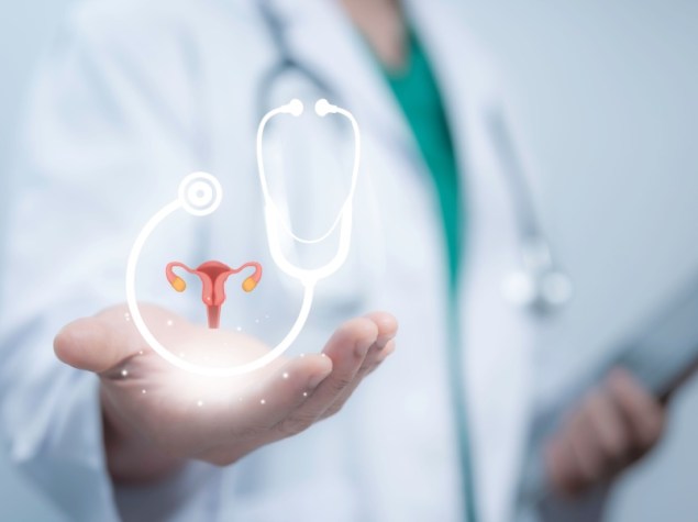 Medico titolare modello virtuale di utero e sistema riproduttivo che rappresenta concetti di salute femminile come PCOS ovarico e cancro cervicale