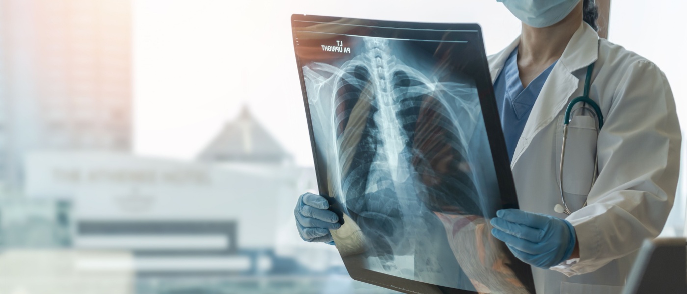 dottoressa che tiene in mano ecografia