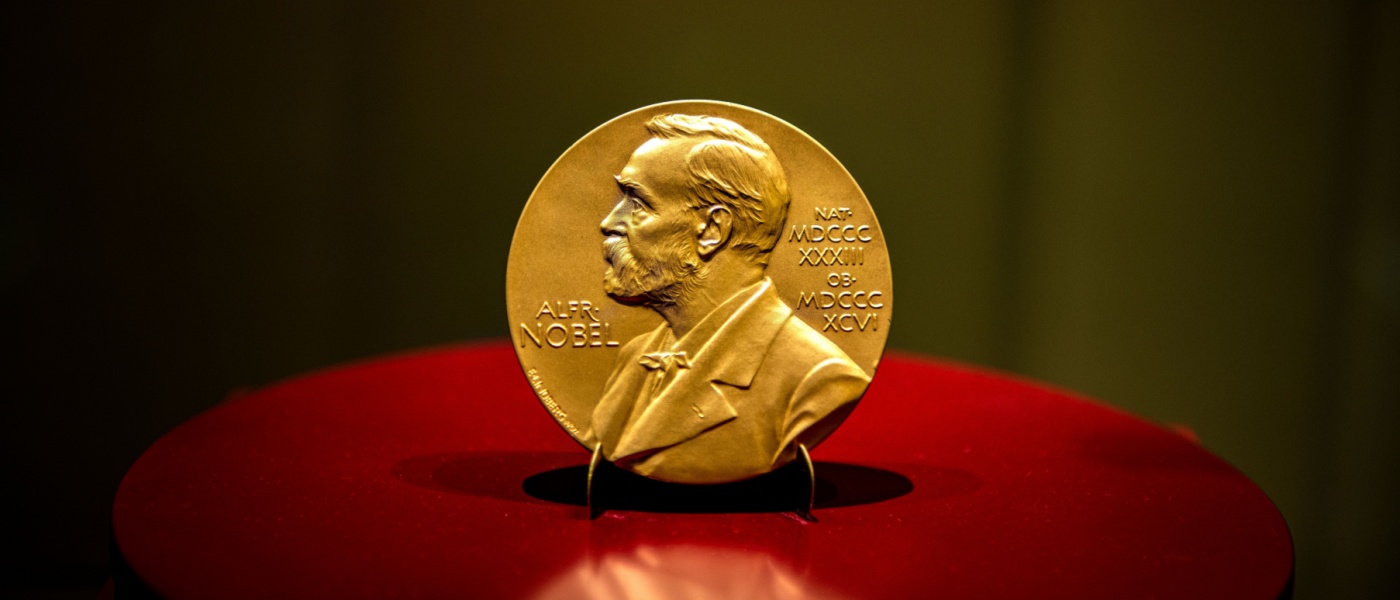 premio nobel su sfondo nero e rosso