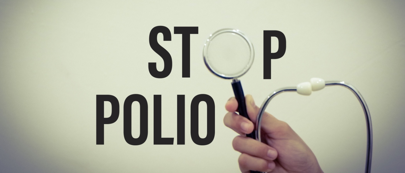 concetto medico con parola "stop polio" e sfondo bianco.