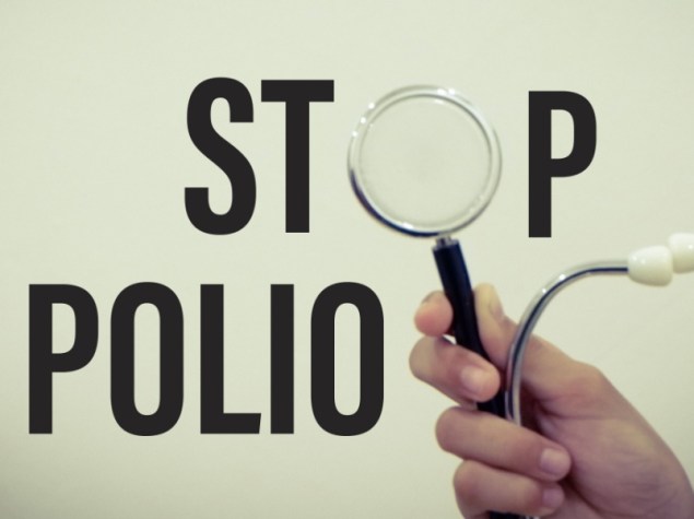 concetto medico con parola "stop polio" e sfondo bianco.