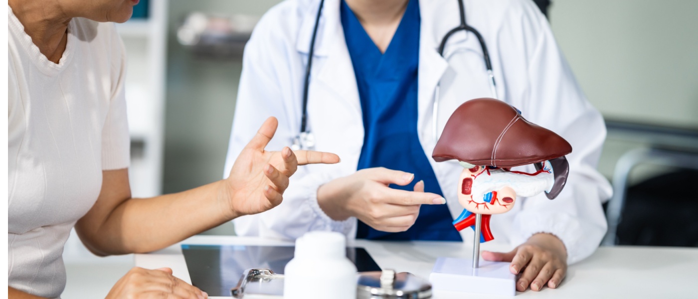 medici che indicano un colon , colangite