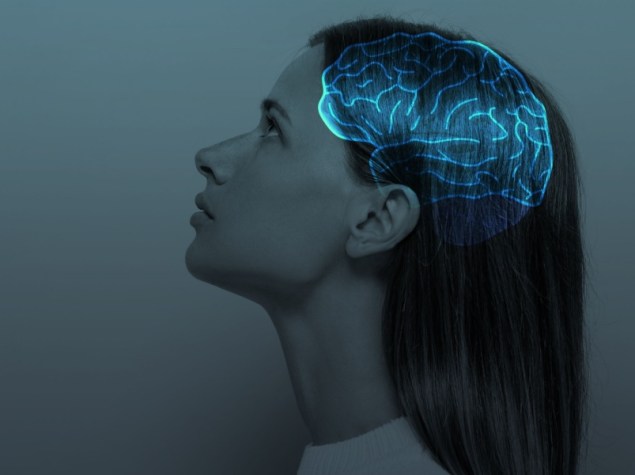 donna con cervello evidenziato