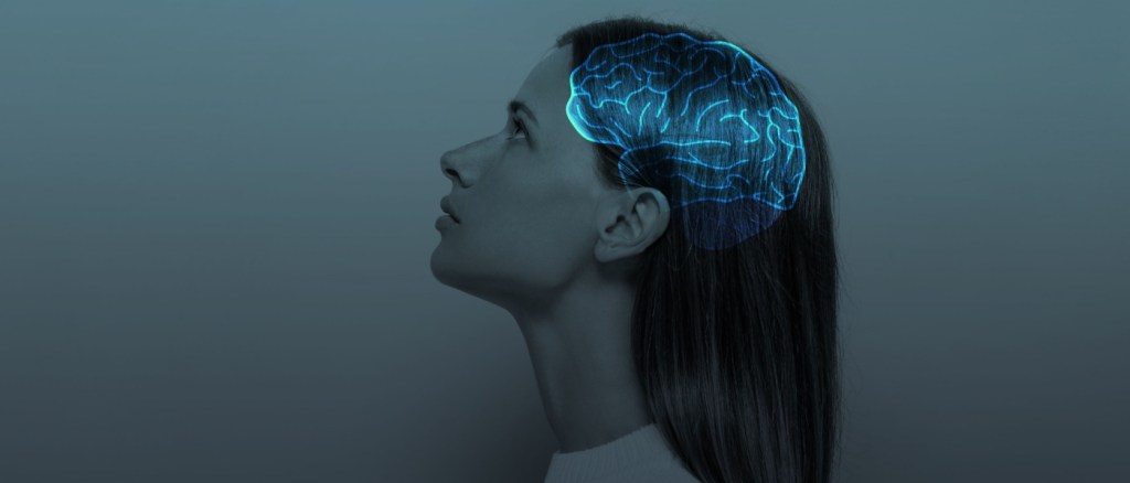 donna con cervello evidenziato