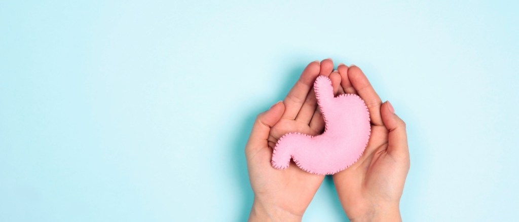 mani tengono stomaco