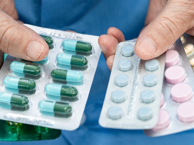 asiatica tiene in mano blistex