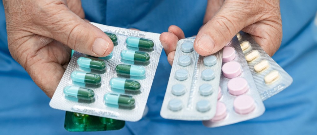 asiatica tiene in mano blistex