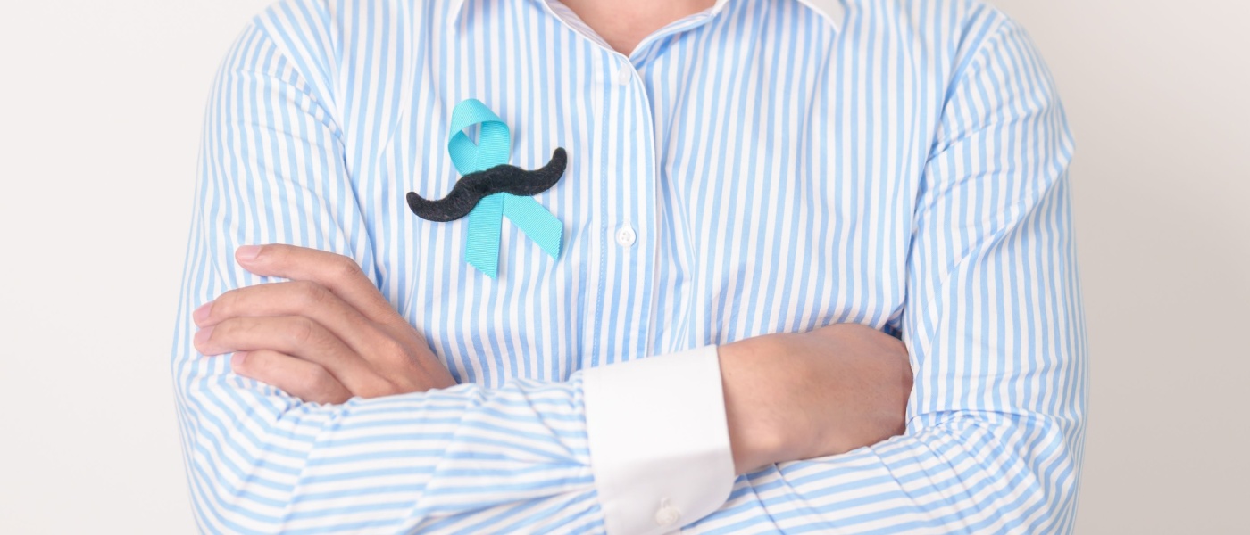 Medico che tocca con il dito icona luminosa 