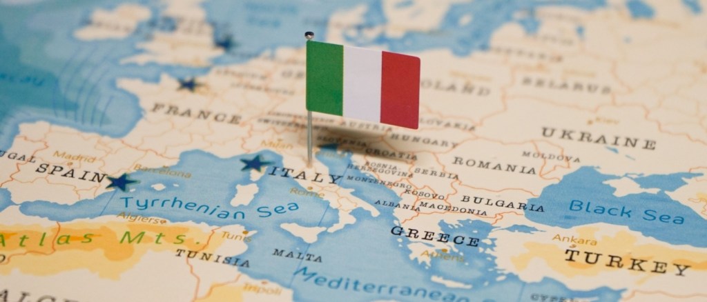 La mappa e la bandiera dell'Italia