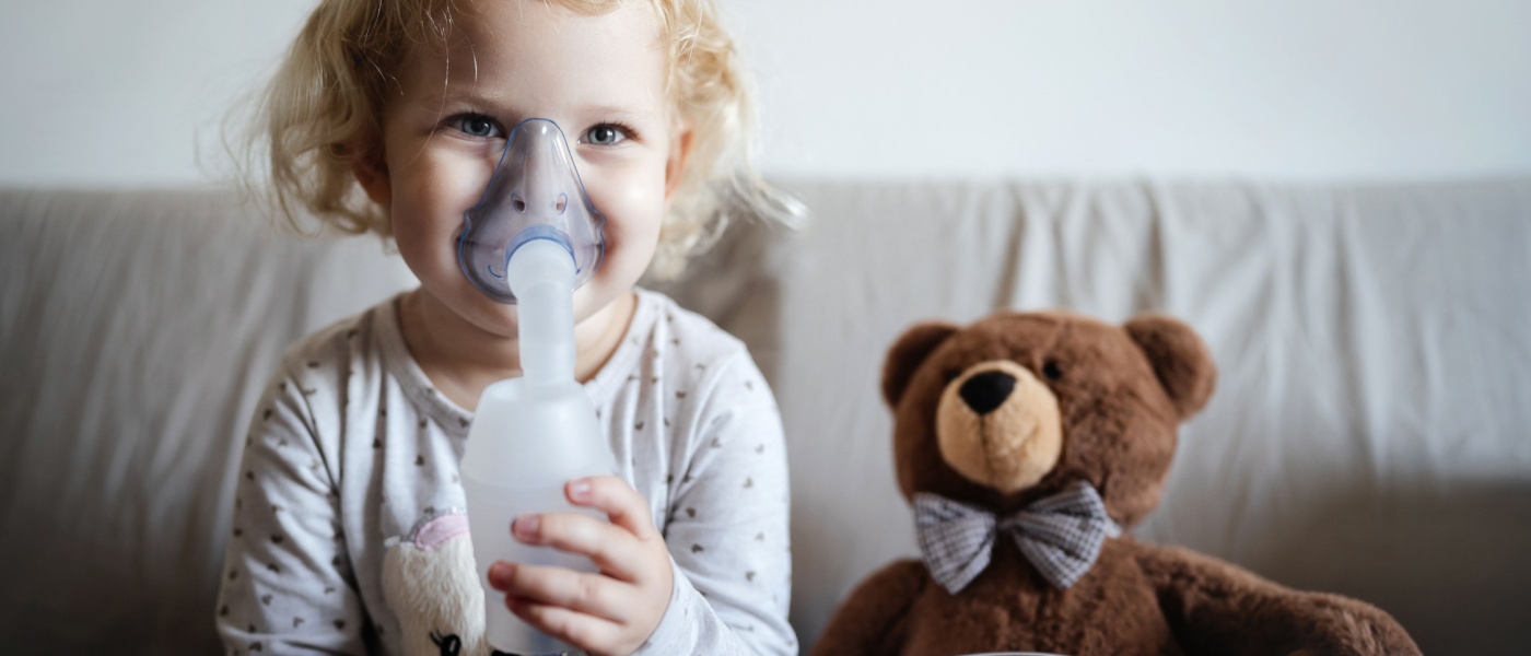 Ritratto bambina con aerosol