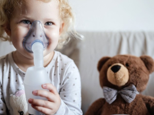 Ritratto bambina con aerosol