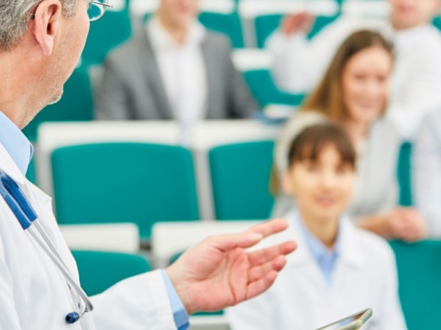 Tirocinio di medicina in aula universitaria con molti dottori