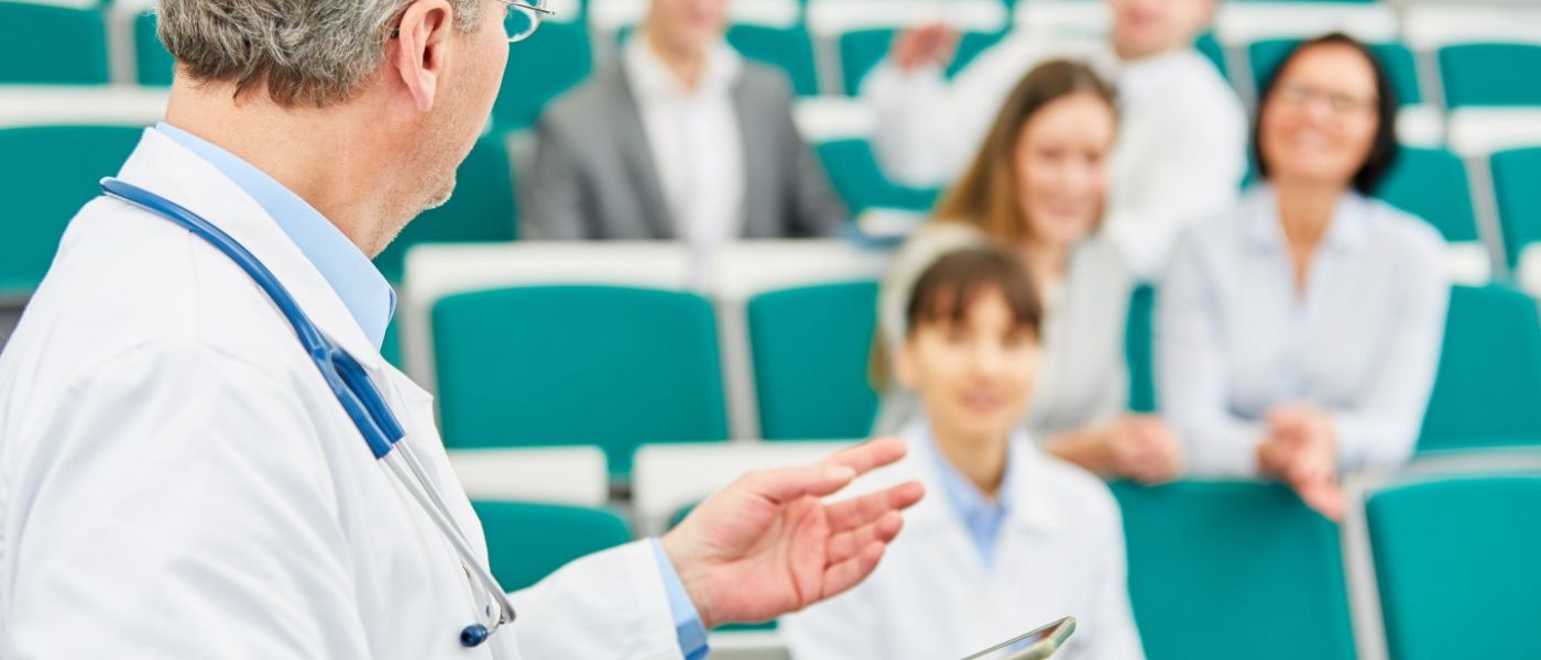 Tirocinio di medicina in aula universitaria con molti dottori