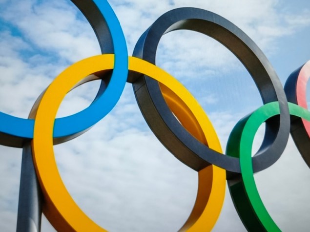 Anelli olimpici contro il cielo nuvoloso