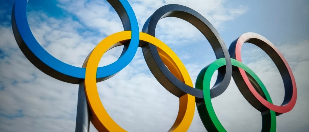 Anelli olimpici contro il cielo nuvoloso