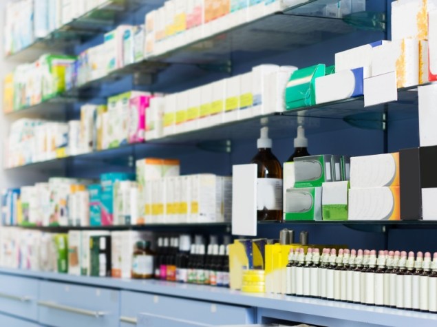 Foto di medicinali sugli scaffali della farmacia