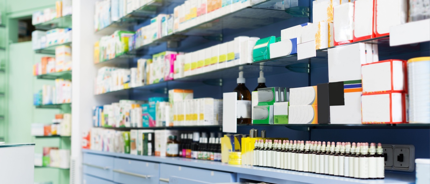 Foto di medicinali sugli scaffali della farmacia