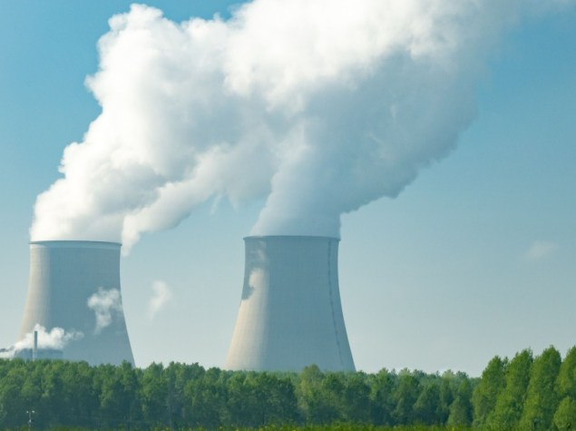 Vista sulle torri di raffreddamento della centrale di energia termica nucleare