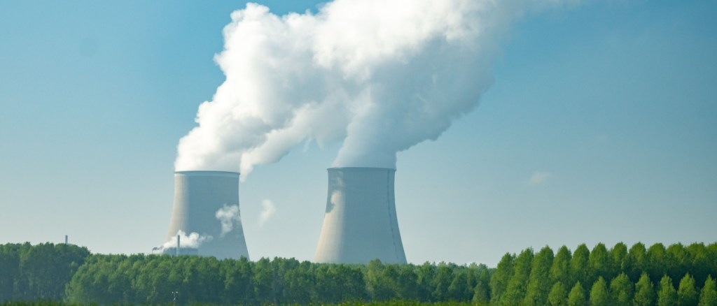 Vista sulle torri di raffreddamento della centrale di energia termica nucleare