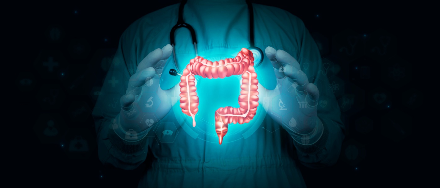 Medico che ha immagine di un colon