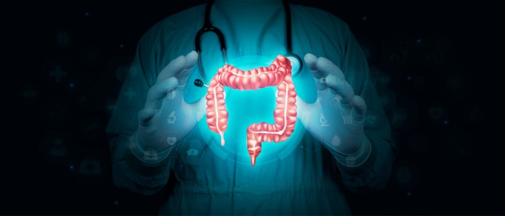 Medico che ha immagine di un colon