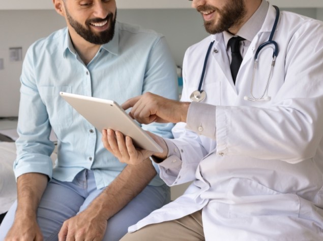 medico che parla con paziente