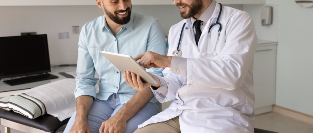 medico che parla con paziente