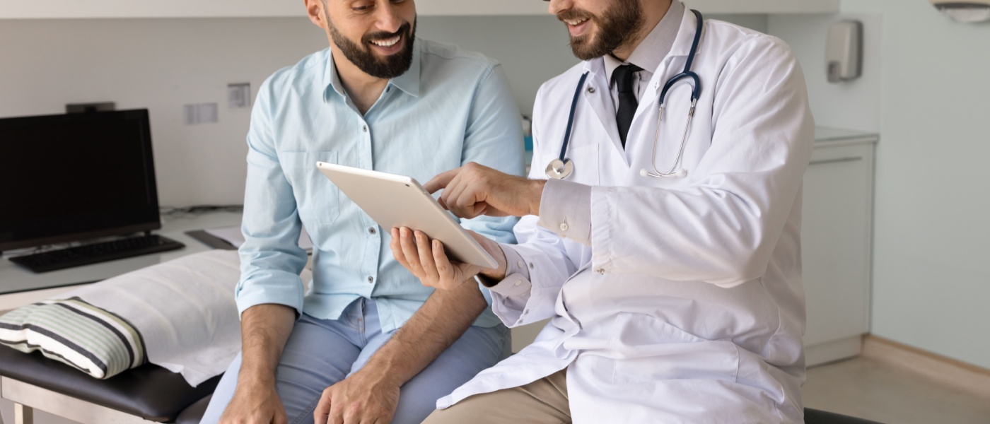 Medico che tocca con il dito icona luminosa 