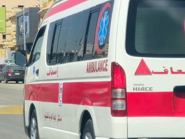ambulanza di emergenza ospedaliera in arrivo sulla strada