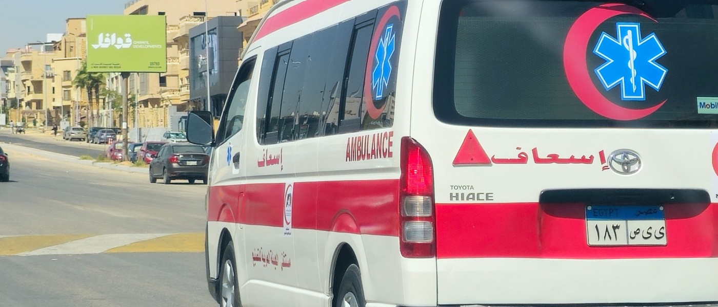 ambulanza di emergenza ospedaliera in arrivo sulla strada