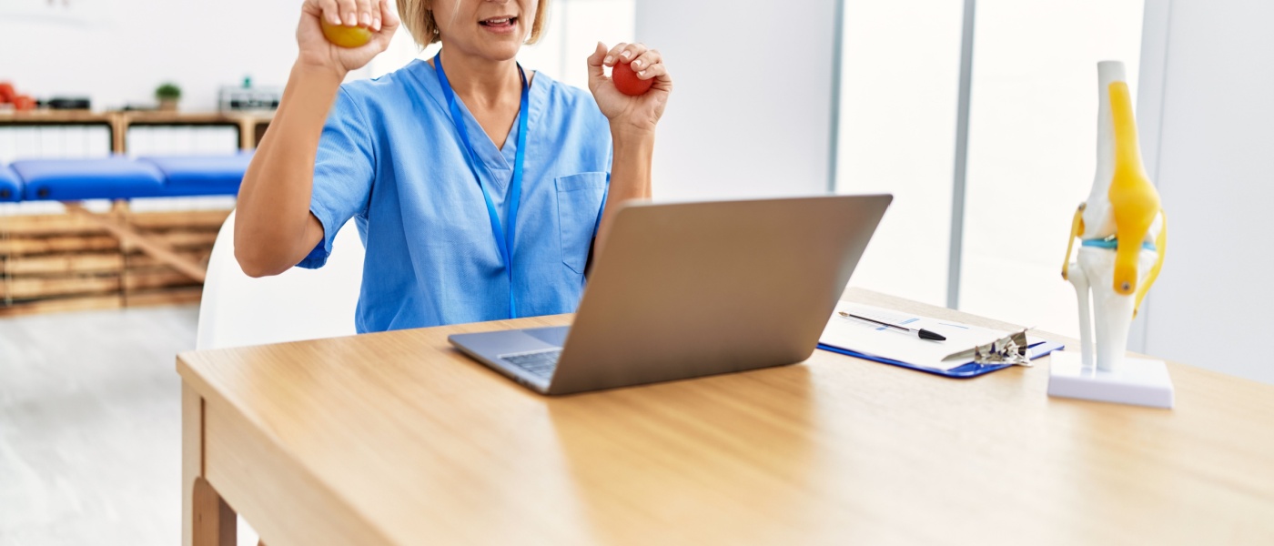 dottoressa mentre esegue la teleriabilitazione utilizzando le palline in clinica
