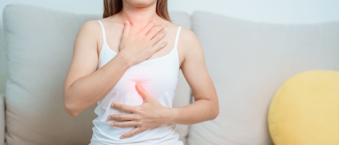 ragazza che soffre di reflusso