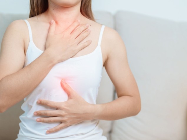 ragazza che soffre di reflusso