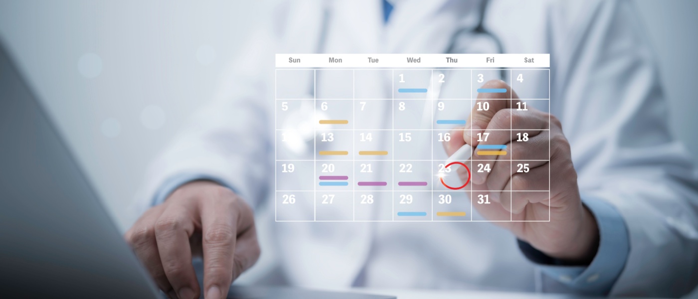 Operatore medico con calendario digitale virtuale sul laptop