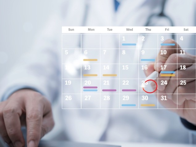 Operatore medico con calendario digitale virtuale sul laptop