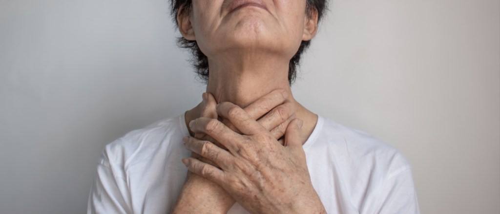 Sensazione di costrizione al collo in un uomo anziano