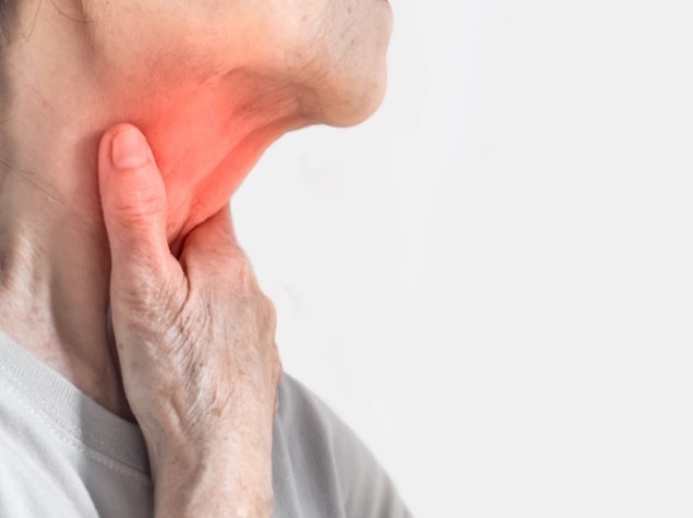 Arrossamento al collo di una donna. Concetto di mal di gola