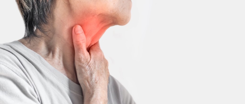 Arrossamento al collo di una donna. Concetto di mal di gola